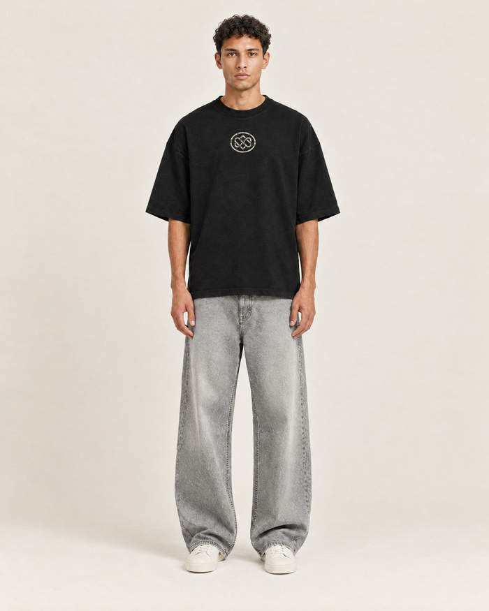 Hushed T-shirt Zwart op model, voorkant