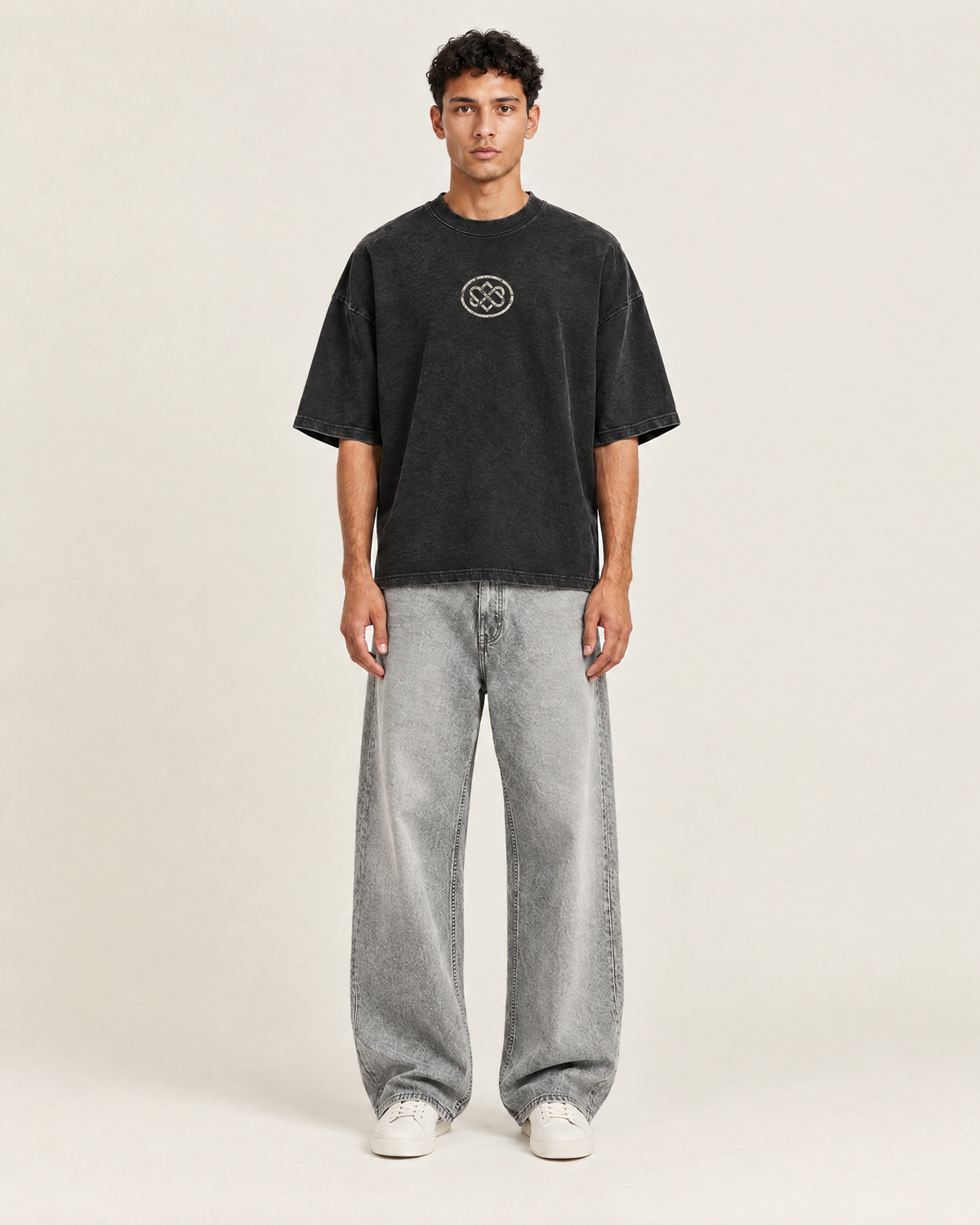 Hushed T-shirt Vintage Zwart op model, voorkant