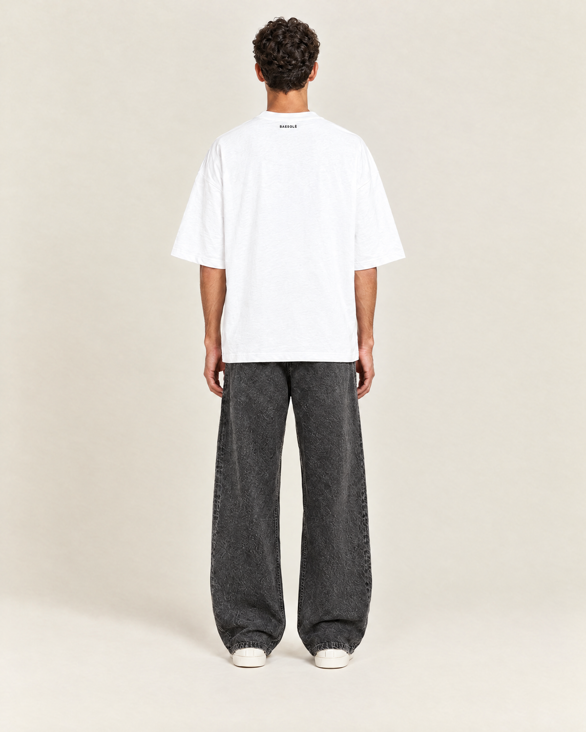 Hushed T-shirt Wit op model, achterkant