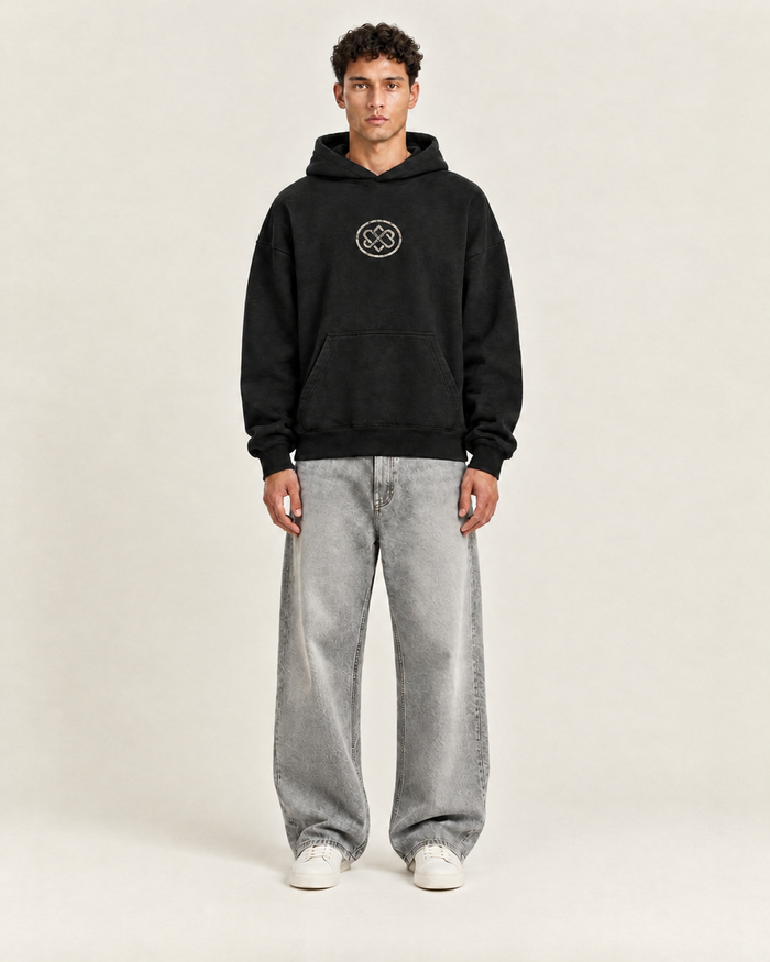 Relic Hoodie Zwart op model, voorkant